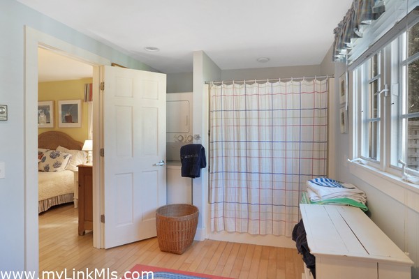Guest House full bath with laundry