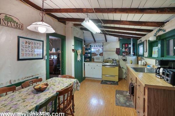 Cottage kitchen