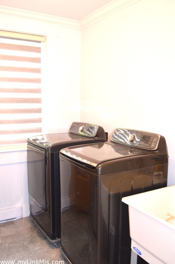 walk in laundry room with sink