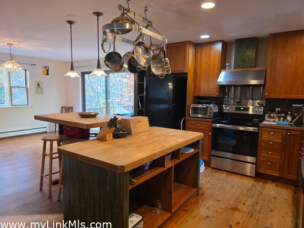 Spacious well equipped kitchen