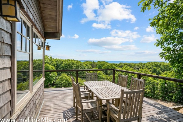 Large deck perfect for summer evenings