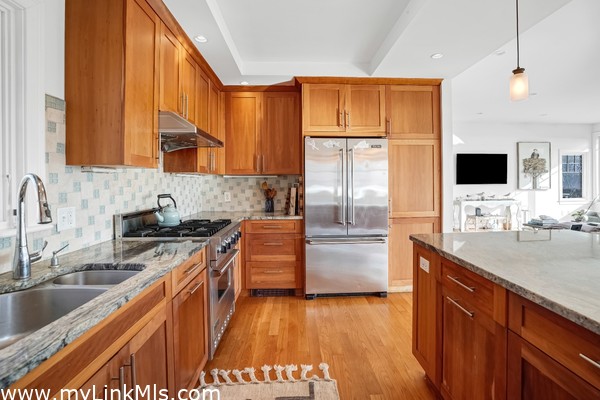 Stainless steel appliances and Gas stove