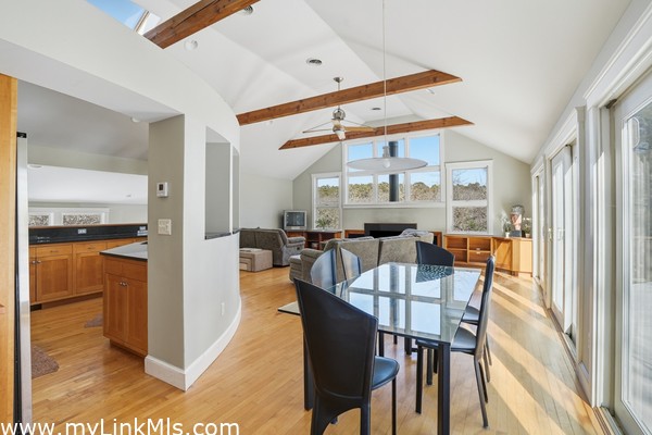 Bright airy treetop feel for quiet and relaxing connection or large gatherings