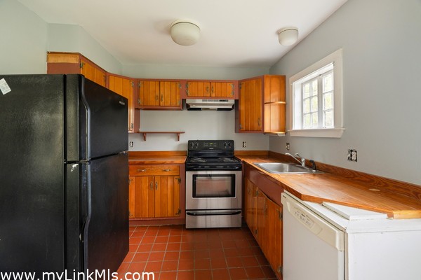 Full kitchen