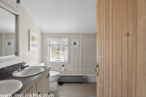 2nd flr - Full Bath with double vanity