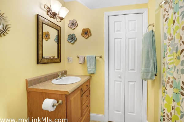Apartment Full Bathroom