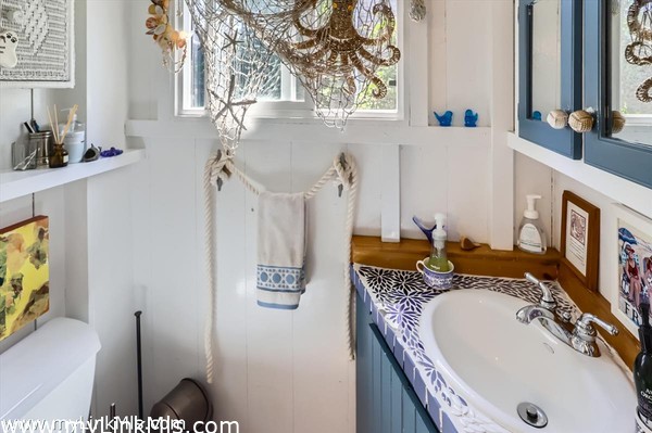 1st Floor 1/2 Bathroom