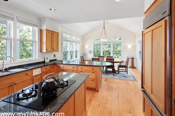 Kitchen Dining Area