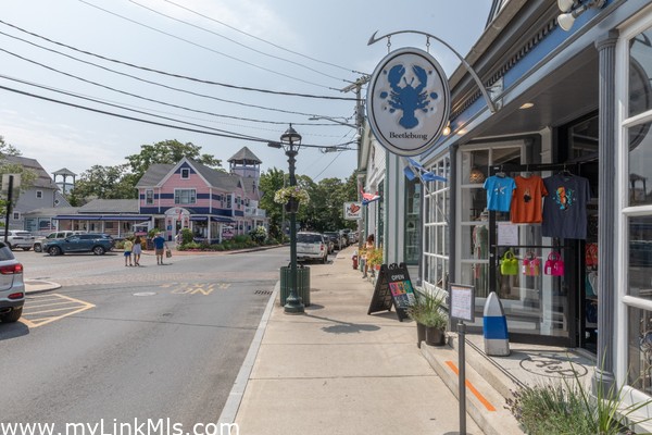 Vineyard Vines - catty corner from 53 Circuit Avenue