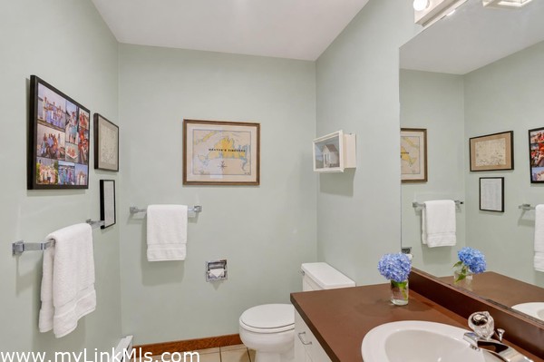 Half Bath
Virtually staged