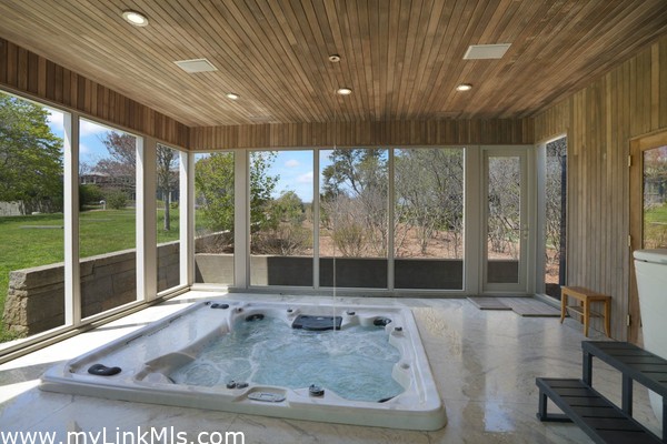 Pool house spa