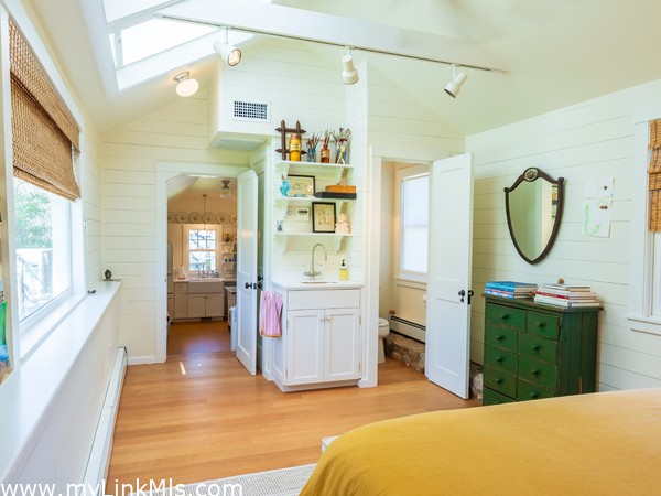 Bedroom with 1/2 bath in the guest house