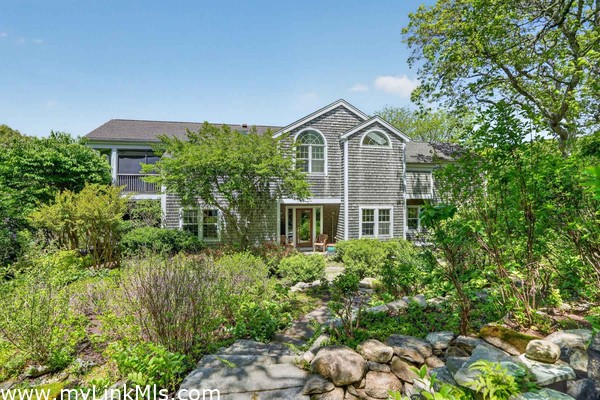 Tranquil Zen gardens creating a peaceful and private entryway experience