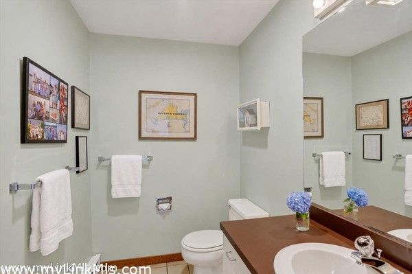 Half Bath
Virtually staged