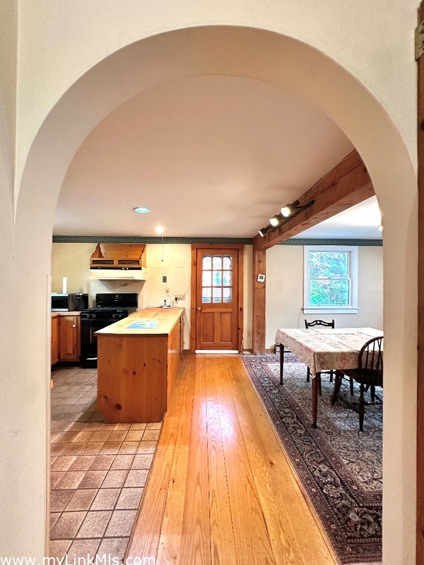 Arched doorway feature