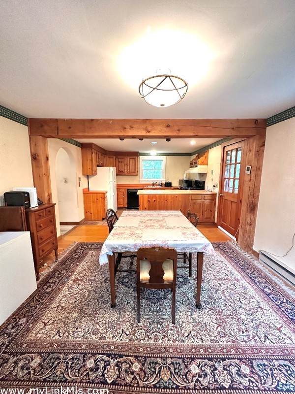 Dining to kitchen