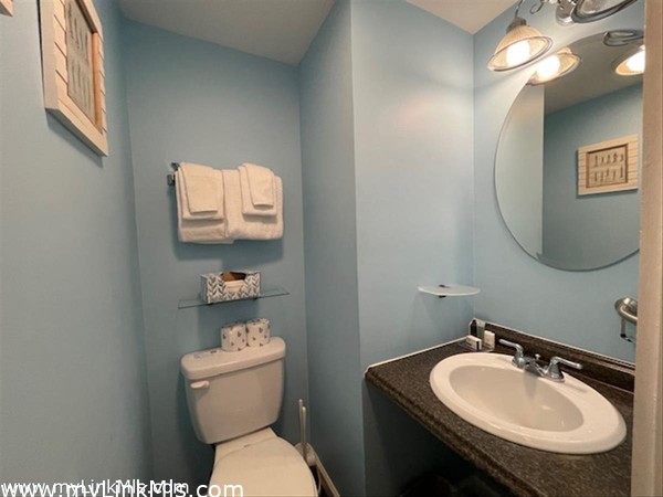 1/2 bath off of main bedroom