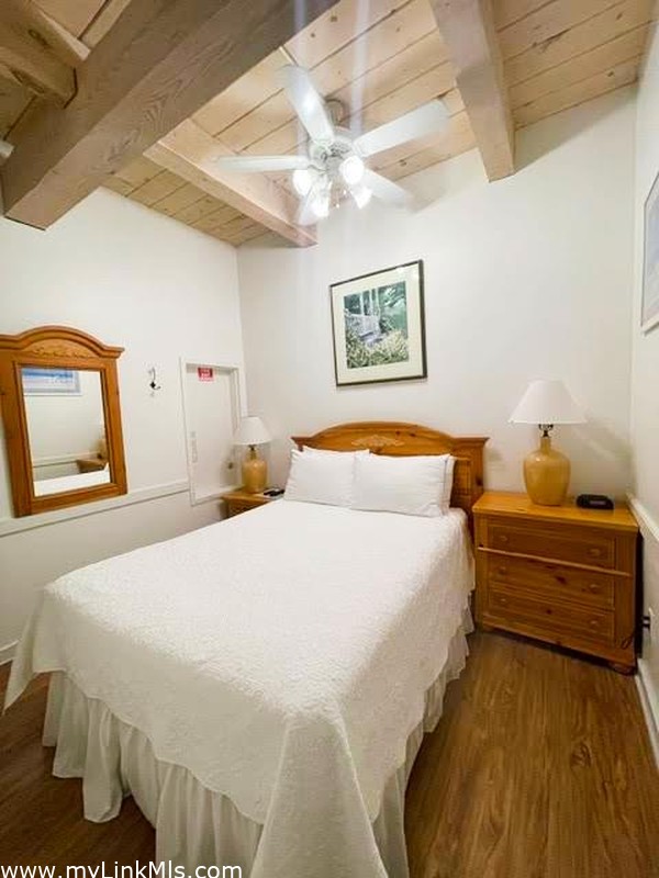 good space in main bedroom w/ ceiling fan