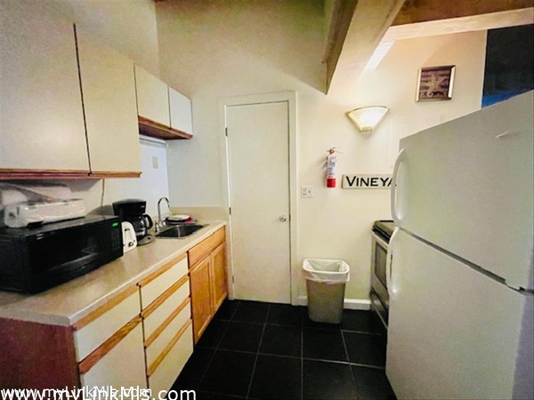 kitchen w/ full oven/range
