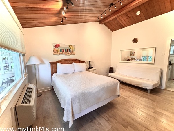 Queen size bed and Queen size Futon