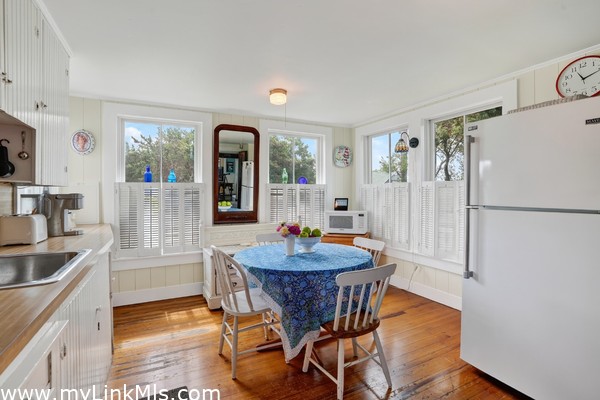 Eat-in kitchen