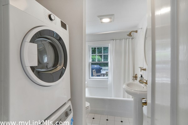 1st floor Back Bathroom