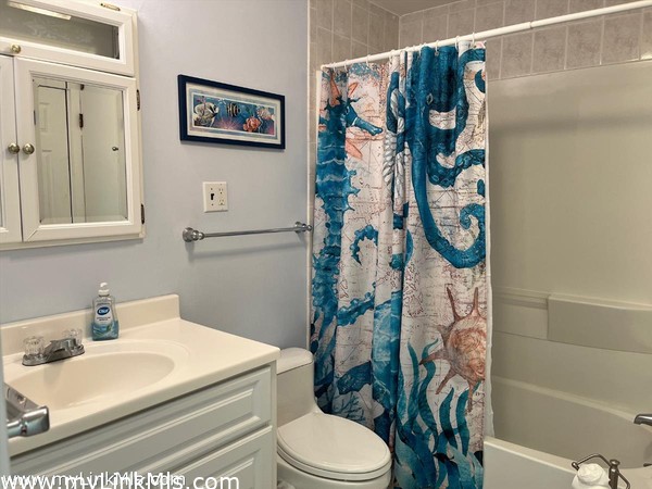 The two guest bedrooms share a full bathroom