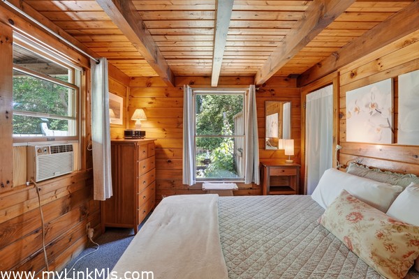 Bedroom Guest Cottage - all on one Floor