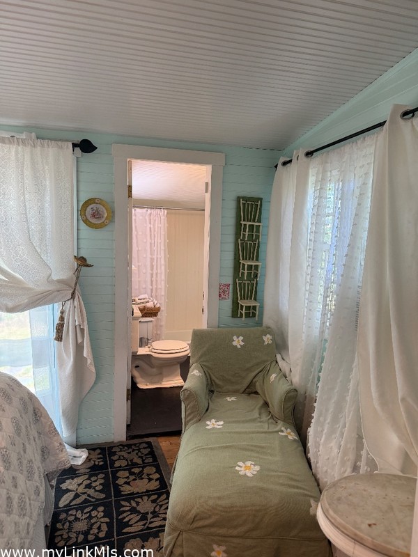 Queen bed room