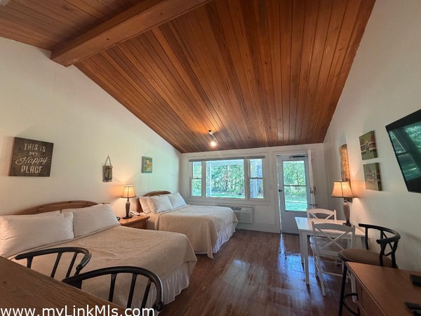 beautiful high wood ceiling and engineered wood flooring, awesome space studio style.