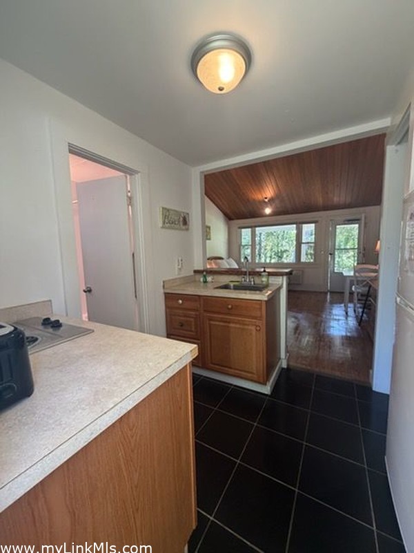 kitchenette area, 2 burner cooktop