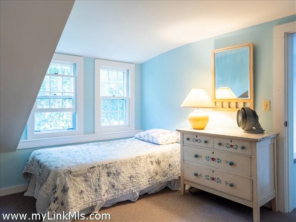 Middle bedroom