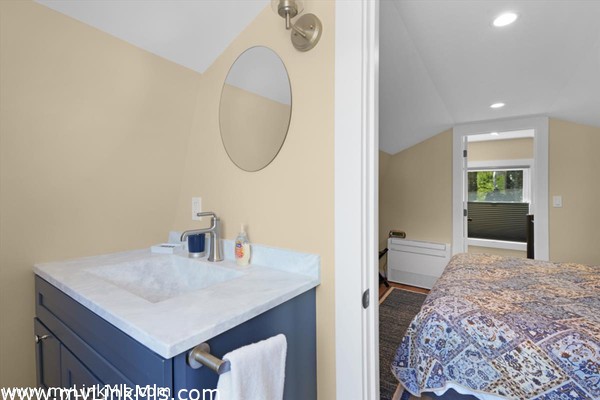 Cottage upstairs bedroom - Bath