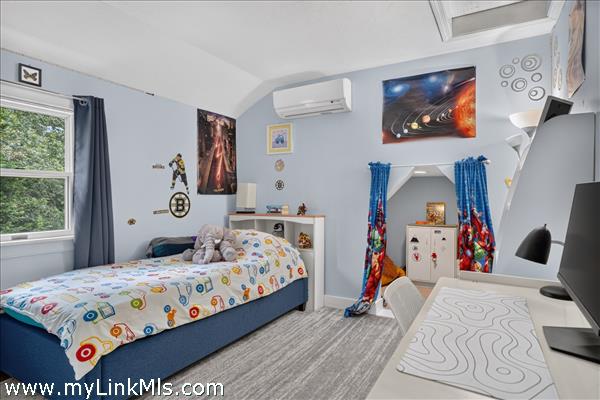 Guest bedroom