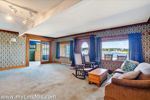 Living Room / Entry