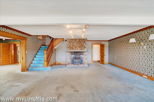 Living Room / Entry