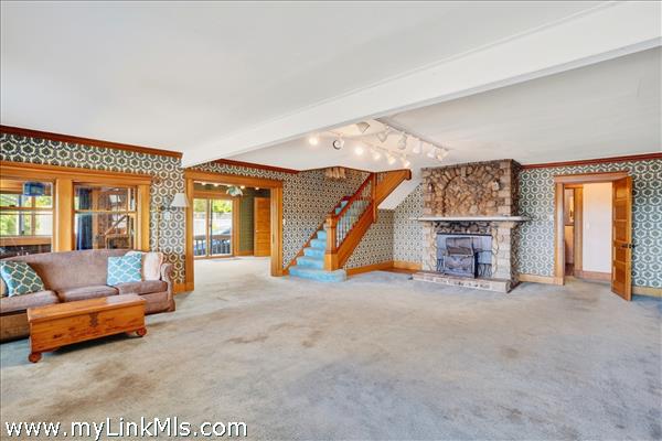 Living Room / Entry