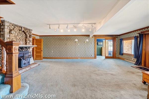 Living Room / Entry
