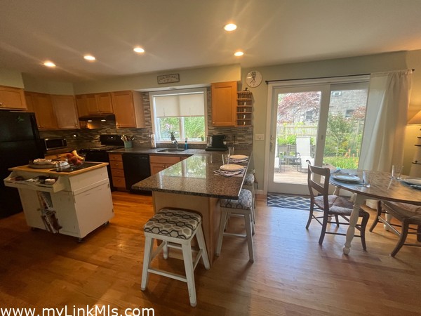 323 County Road, Oak Bluffs
