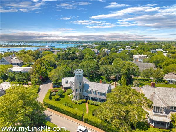 14 STARBUCK NECK ROAD, Edgartown